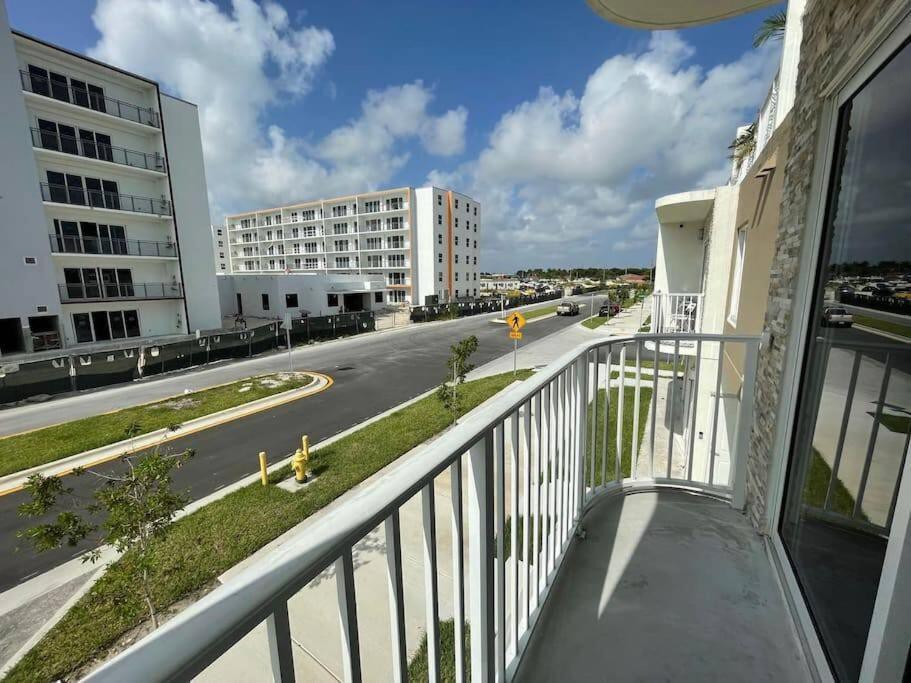Vacay Spot Experience Luna Sky! 65" Tv Bar, Bbq, Shower Massage Jets, Music, Go To Fl Keys ホームステッド エクステリア 写真